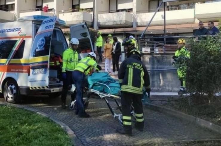 Ambulanza con sanitari in azione al Pronto Soccorso