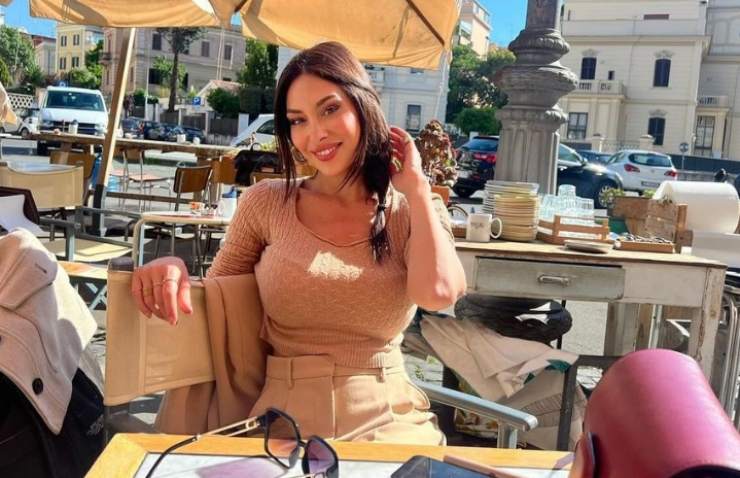 Federica Bianco seduta ao tavolini di un bar in Piazza