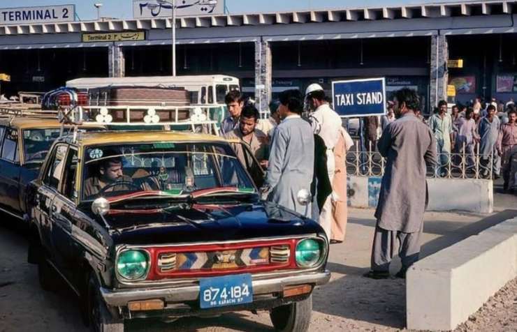 Fermata dei Taxi di una stazione del Pakistan