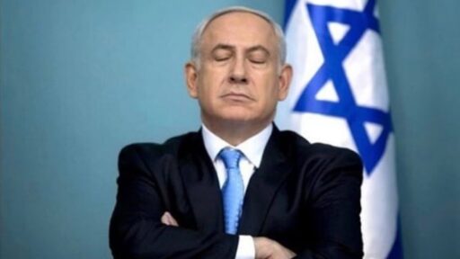 Netanyahu con gli occhi chiusi davanti alla bandiera Israeliana