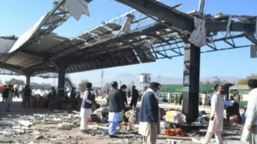 Pakistan l'esplosione della bomba nella stazione