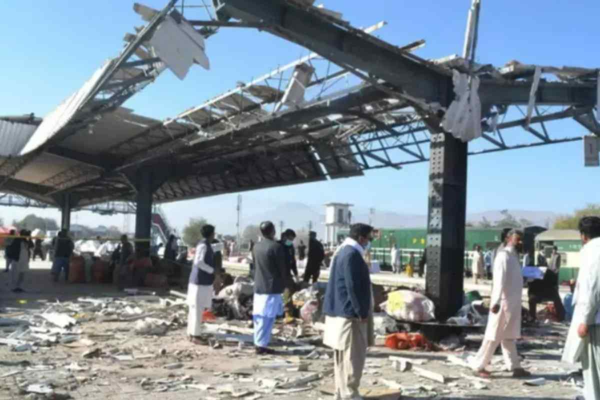 Pakistan l'esplosione della bomba nella stazione