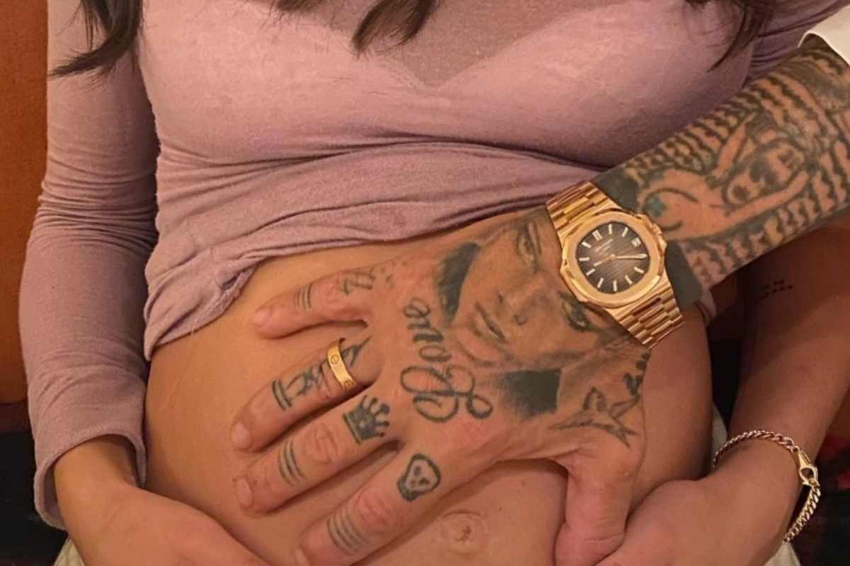 Fabrizio Corona accarezza la pancia di Sara Barbieri attendendo il loro bambino