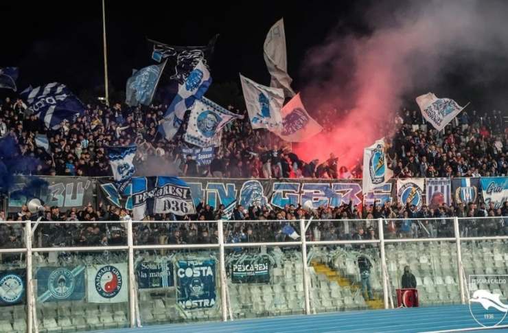 Stadio Adriatico con tifosi del Pescara in festa