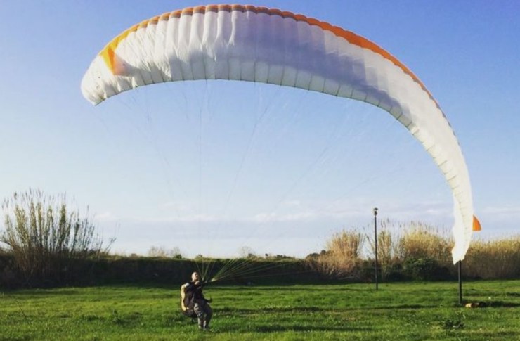 Uomo che fa parapendio