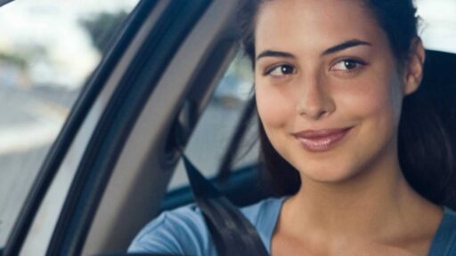 Donna alla guida dell'auto