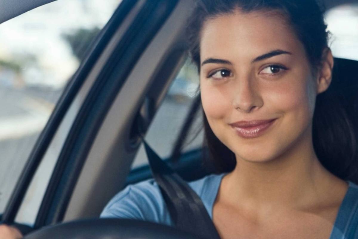 Donna alla guida dell'auto