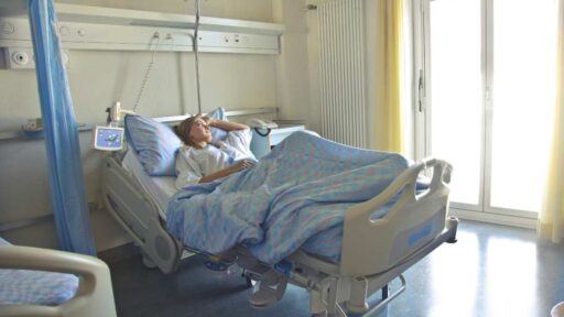 donna nel letto d'ospedale